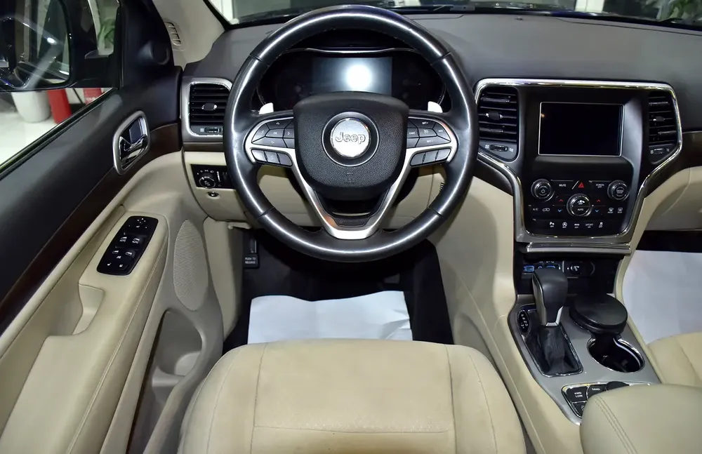 AED 1,272 EMi at 0% DP | Jeep Grand Cherokee Laredo 4x4 ( 2018 Model ) in Black Color GCC Specs - Image 12