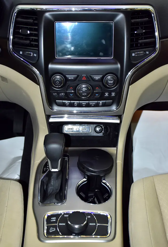 AED 1,272 EMi at 0% DP | Jeep Grand Cherokee Laredo 4x4 ( 2018 Model ) in Black Color GCC Specs - Image 15