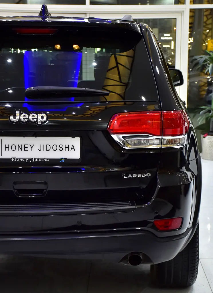 AED 1,272 EMi at 0% DP | Jeep Grand Cherokee Laredo 4x4 ( 2018 Model ) in Black Color GCC Specs - Image 9