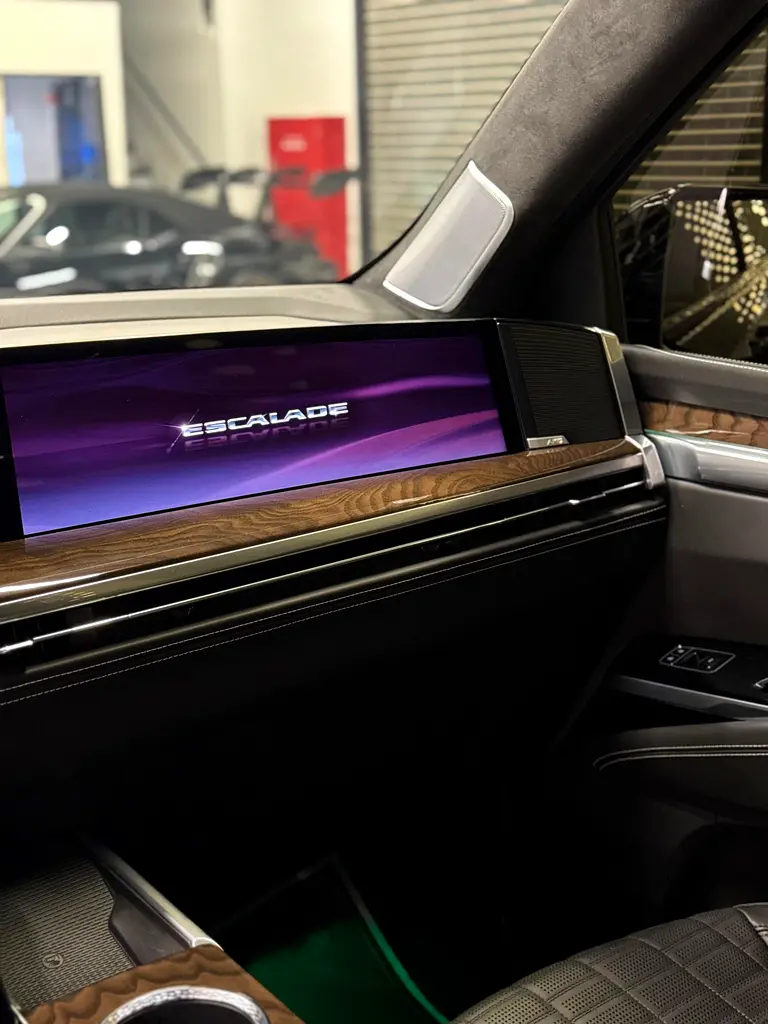 Cadillac Escalade - Image 15