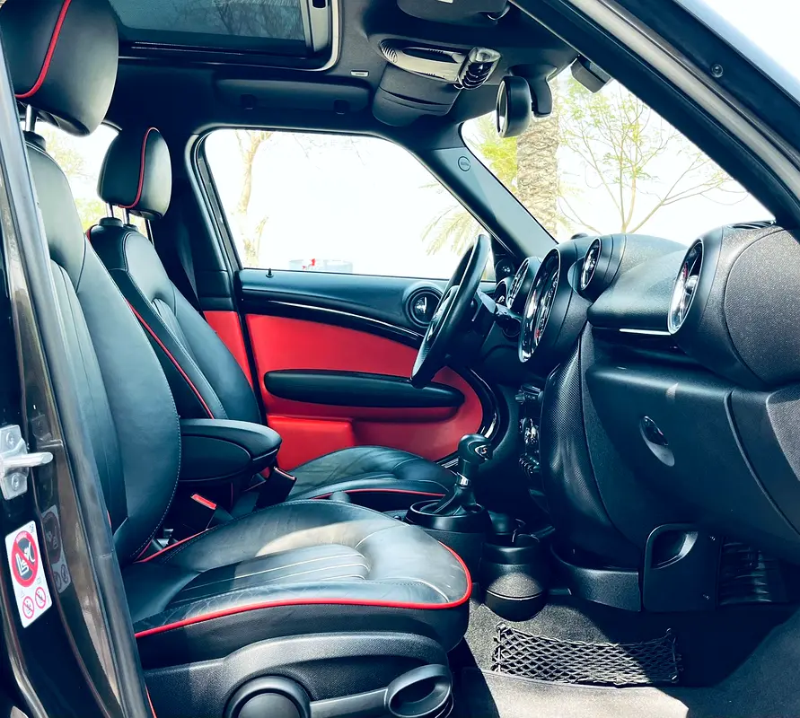 Mini Countryman S John copper Work gcc full option with services clean car - Image 15