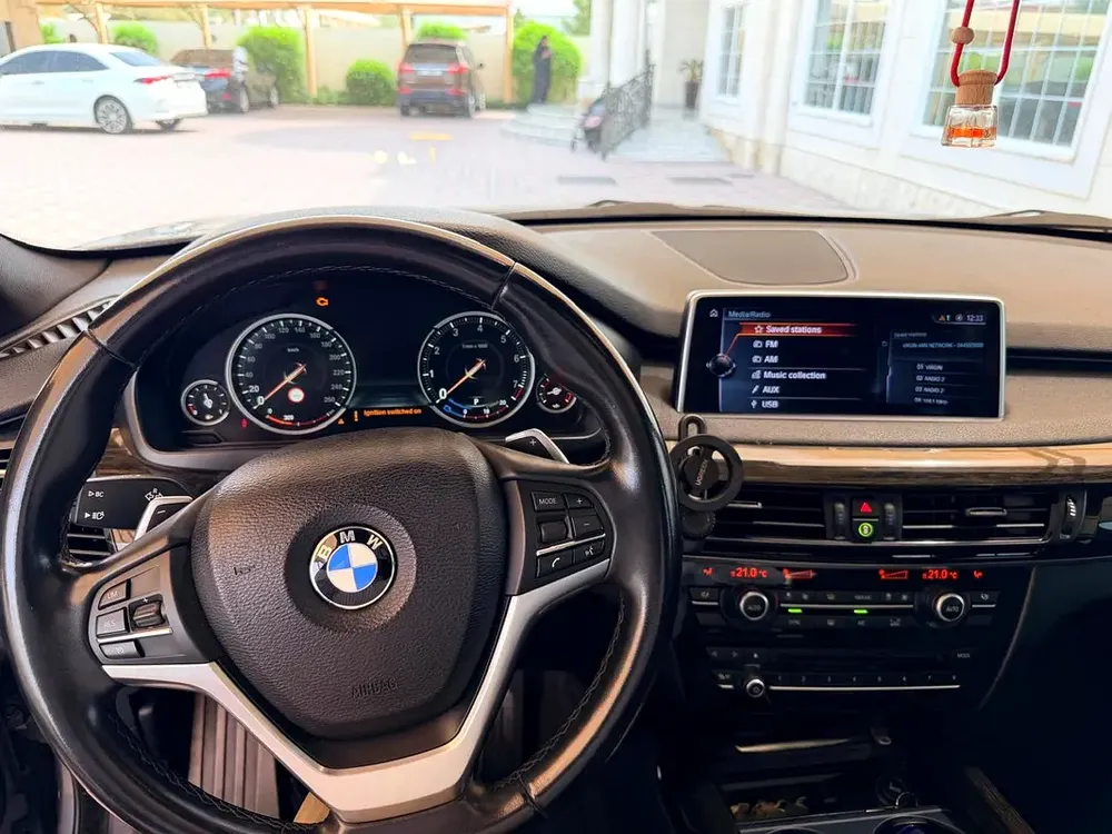 BMW X5 xDrive35i 2018 GCC Specs - Pristine Condition - Image 9