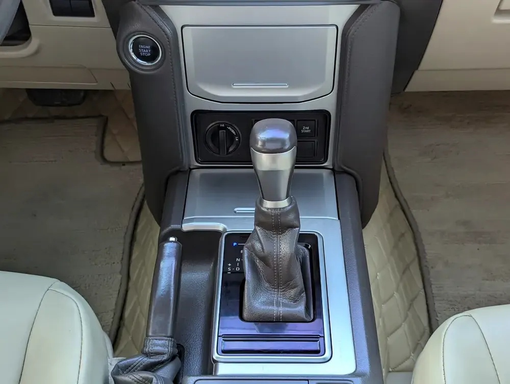 Toyota Prado VXR 2018 - GCC Specs - Accident Free - Excellent Condition - Image 11