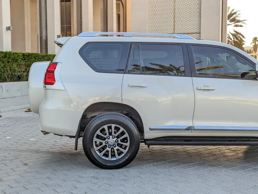 Toyota Prado VXR 2018 - GCC Specs - Accident Free - Excellent Condition - Image 13