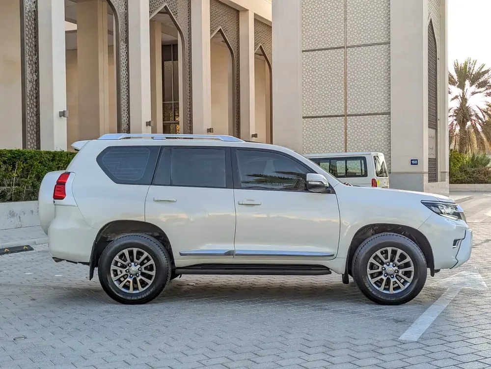 Toyota Prado VXR 2018 - GCC Specs - Accident Free - Excellent Condition - Image 16
