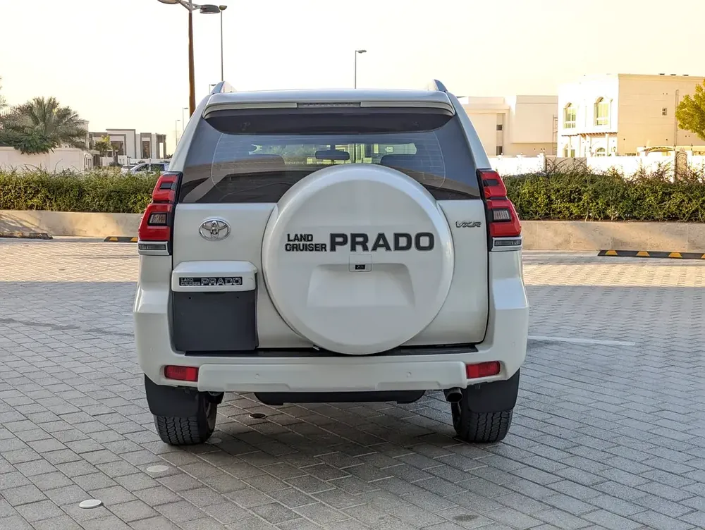 Toyota Prado VXR 2018 - GCC Specs - Accident Free - Excellent Condition - Image 17