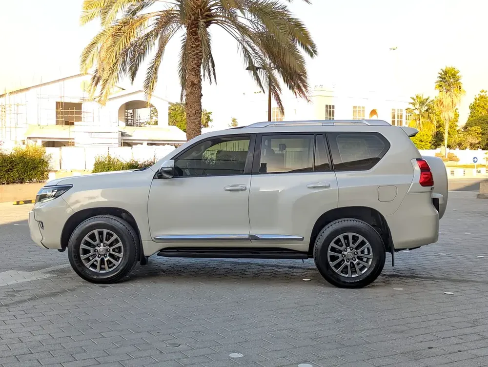 Toyota Prado VXR 2018 - GCC Specs - Accident Free - Excellent Condition - Image 18