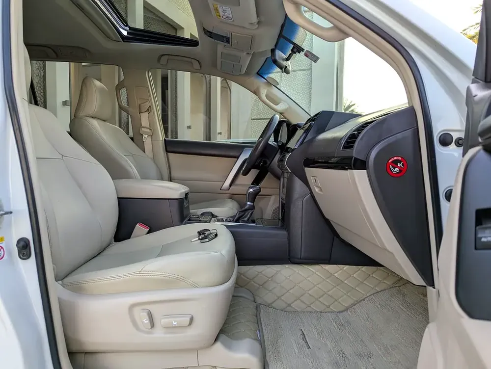 Toyota Prado VXR 2018 - GCC Specs - Accident Free - Excellent Condition - Image 5