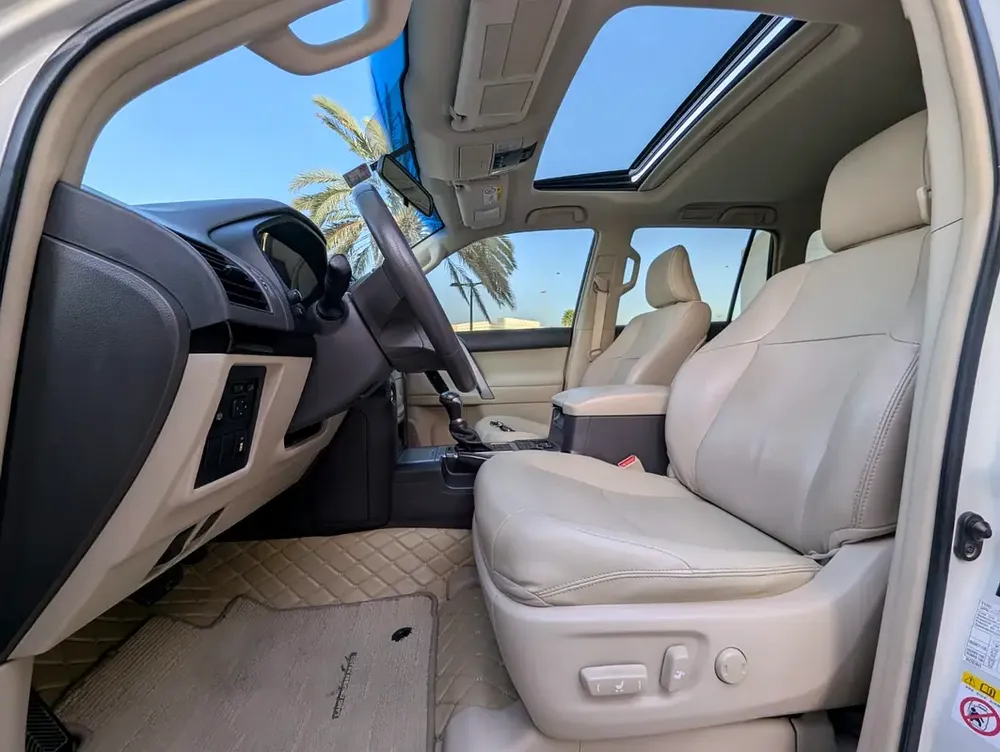 Toyota Prado VXR 2018 - GCC Specs - Accident Free - Excellent Condition - Image 6
