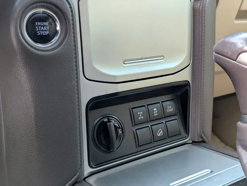 Toyota Prado VXR 2018 - GCC Specs - Accident Free - Excellent Condition - Image 9