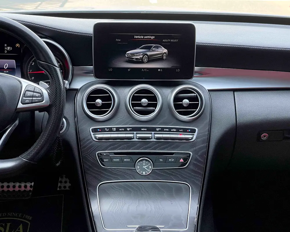 AMG PACKAGE / RED LEATHER + SUNROOF + NAVIGATION + LANE ASSIST + CRUISE CONTROL + AUTO PARK / GCC - Image 17