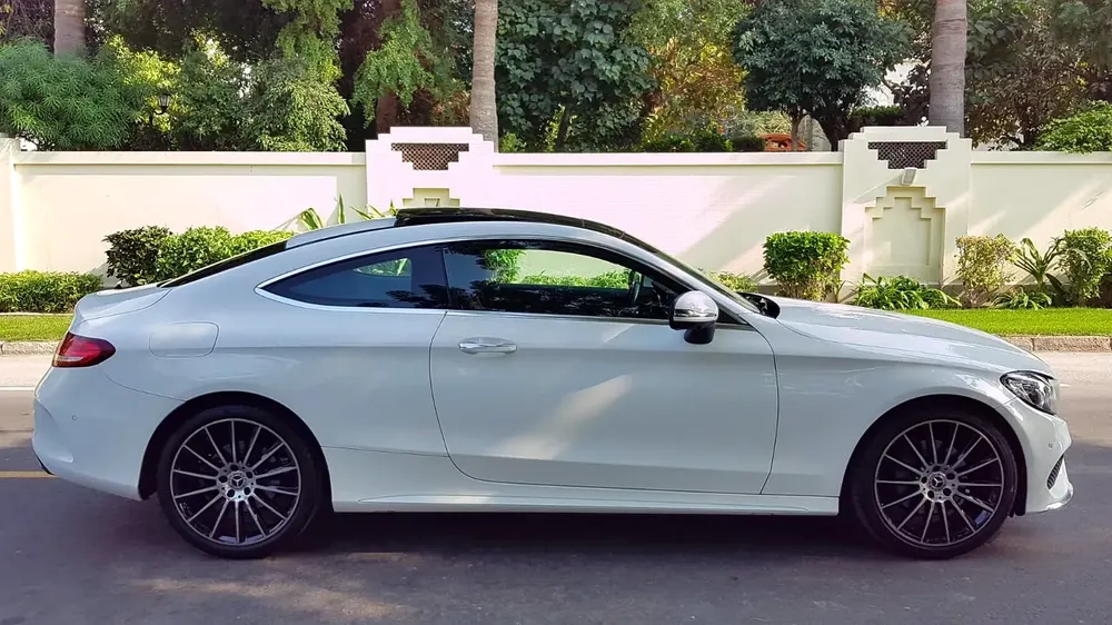 MERCEDES AMG C200 COUPE ** GCC ** FULL OPTIONS ** PANORAMIC ROOF - Image 10