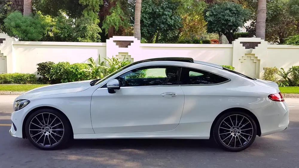 MERCEDES AMG C200 COUPE ** GCC ** FULL OPTIONS ** PANORAMIC ROOF - Image 11