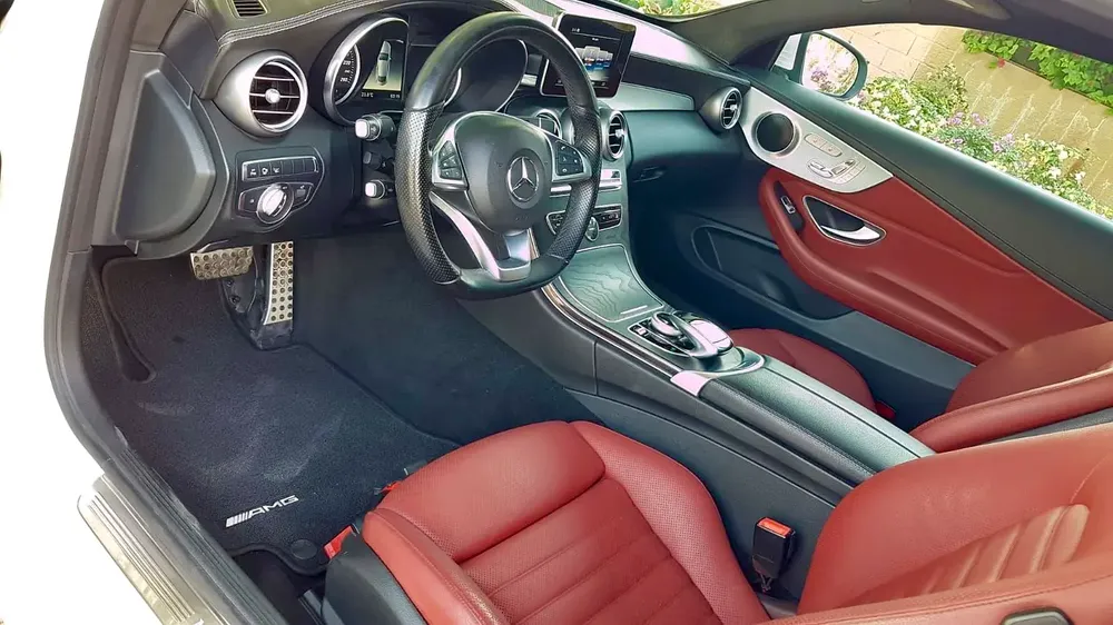MERCEDES AMG C200 COUPE ** GCC ** FULL OPTIONS ** PANORAMIC ROOF - Image 13