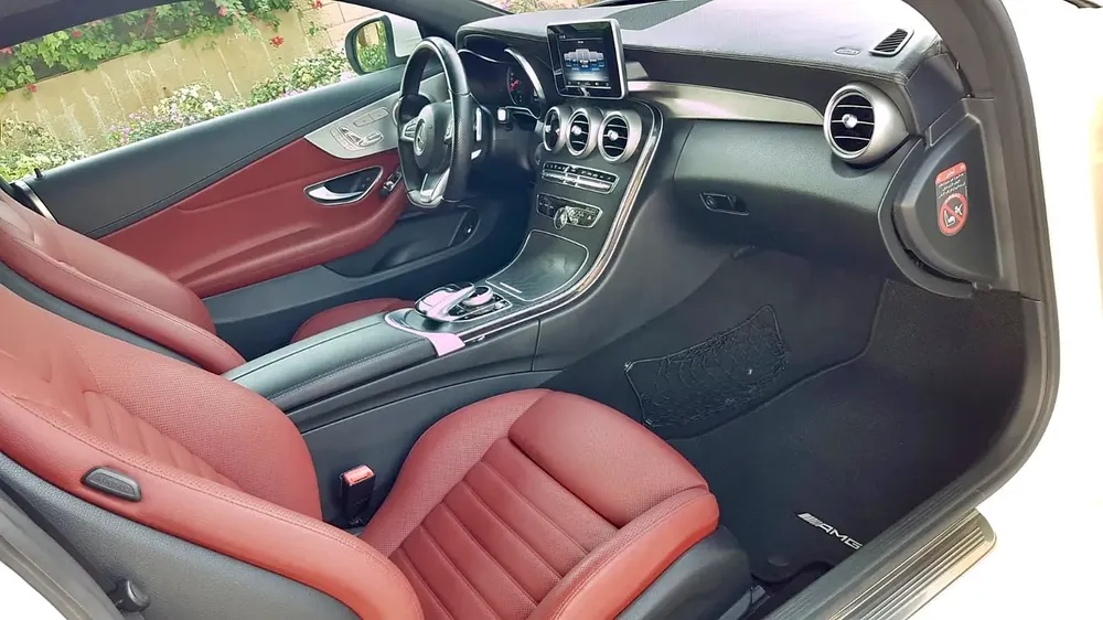 MERCEDES AMG C200 COUPE ** GCC ** FULL OPTIONS ** PANORAMIC ROOF - Image 16