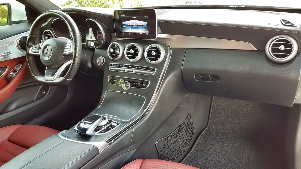 MERCEDES AMG C200 COUPE ** GCC ** FULL OPTIONS ** PANORAMIC ROOF - Image 19
