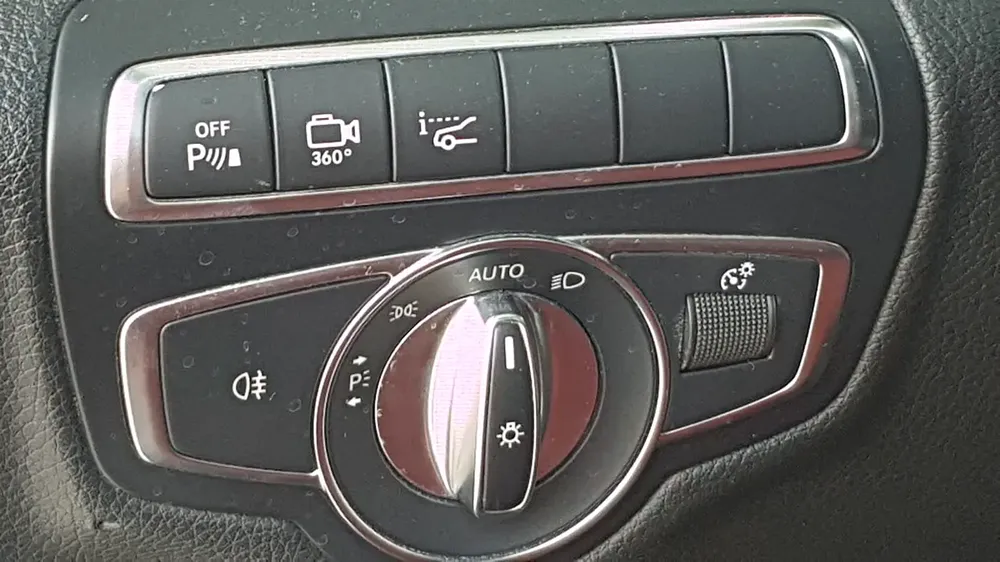 MERCEDES AMG C200 COUPE ** GCC ** FULL OPTIONS ** PANORAMIC ROOF - Image 20