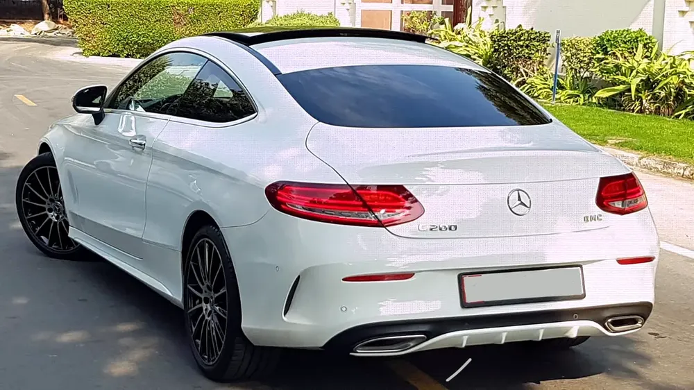 MERCEDES AMG C200 COUPE ** GCC ** FULL OPTIONS ** PANORAMIC ROOF - Image 4