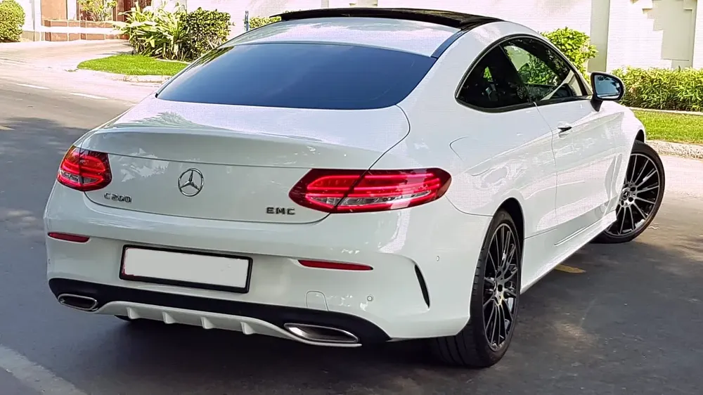 MERCEDES AMG C200 COUPE ** GCC ** FULL OPTIONS ** PANORAMIC ROOF - Image 5