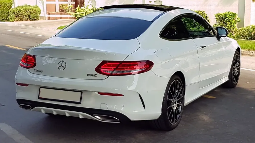 MERCEDES AMG C200 COUPE ** GCC ** FULL OPTIONS ** PANORAMIC ROOF - Image 6