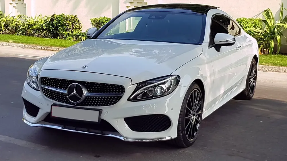 MERCEDES AMG C200 COUPE ** GCC ** FULL OPTIONS ** PANORAMIC ROOF - Image 7