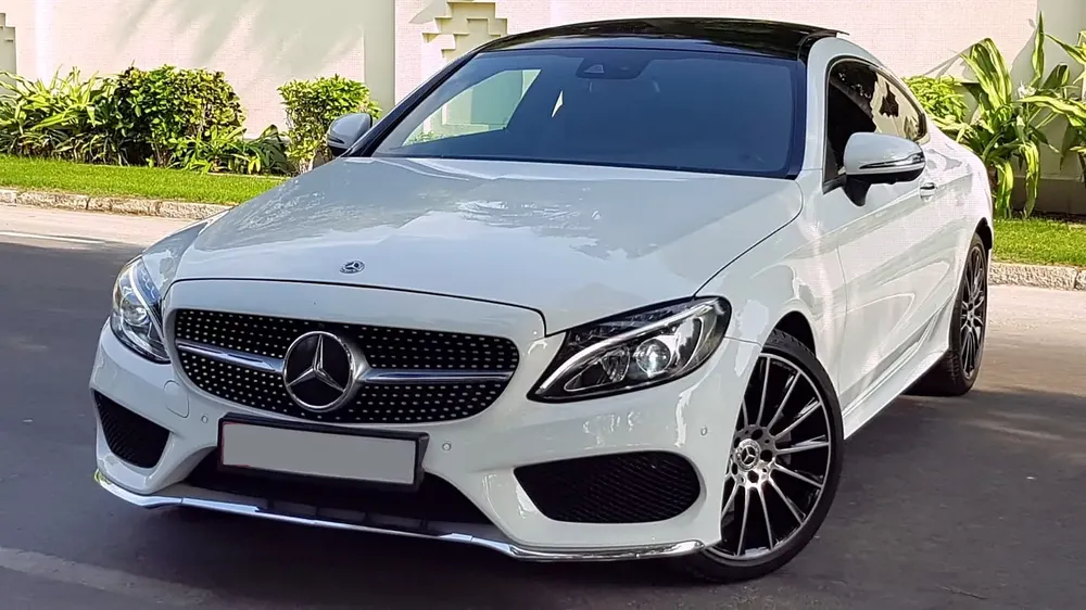MERCEDES AMG C200 COUPE ** GCC ** FULL OPTIONS ** PANORAMIC ROOF - Image 8