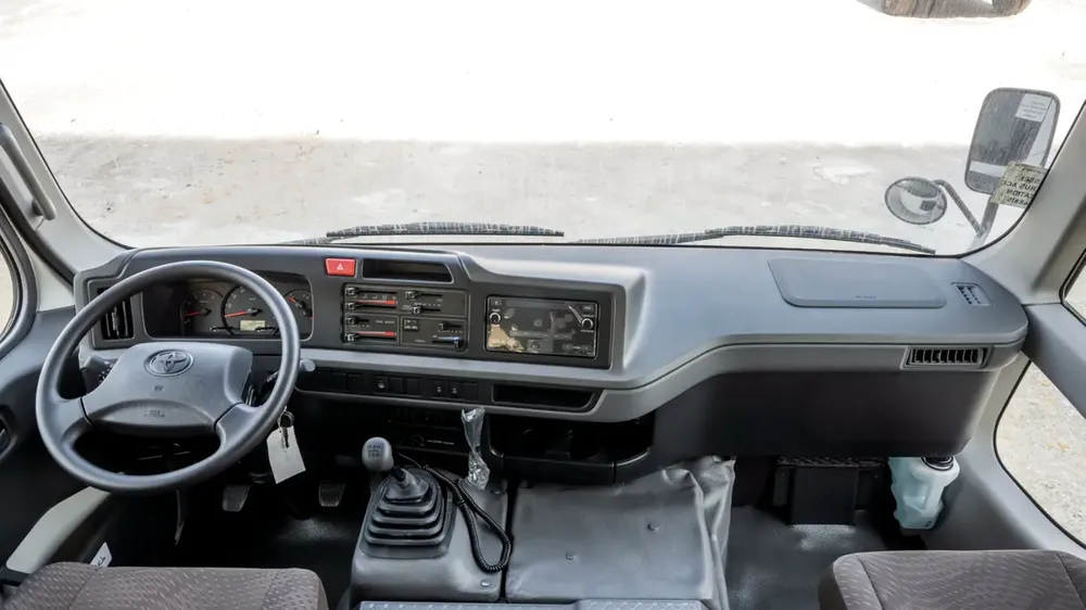 Toyota Coaster 4.0 MT 2025 GCC Specs - Brand New - Image 9