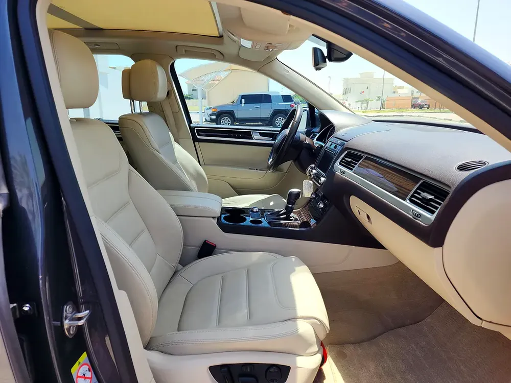Volkswagen Touareg SEL 2015 (FACELIFT) GCC Spec With Partial Service History In Perfect Condition - Image 10