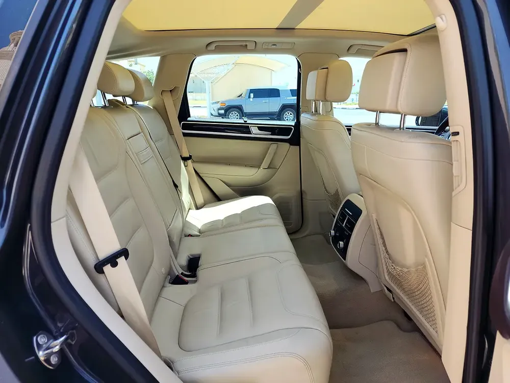 Volkswagen Touareg SEL 2015 (FACELIFT) GCC Spec With Partial Service History In Perfect Condition - Image 11