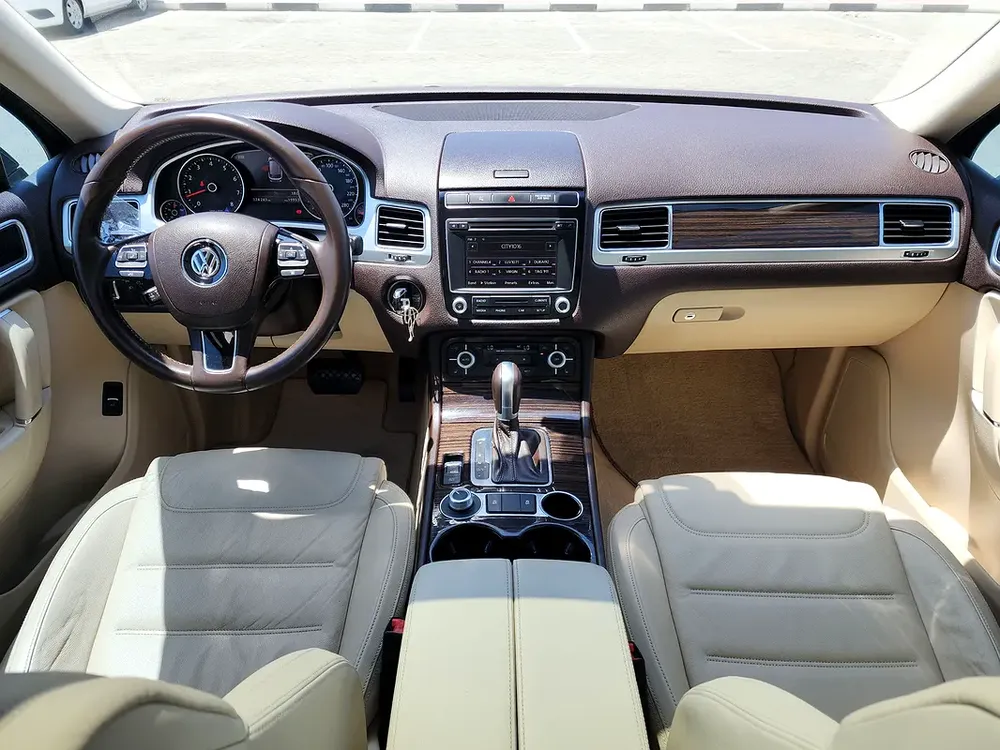 Volkswagen Touareg SEL 2015 (FACELIFT) GCC Spec With Partial Service History In Perfect Condition - Image 12