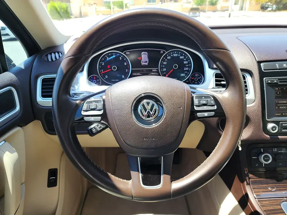 Volkswagen Touareg SEL 2015 (FACELIFT) GCC Spec With Partial Service History In Perfect Condition - Image 13