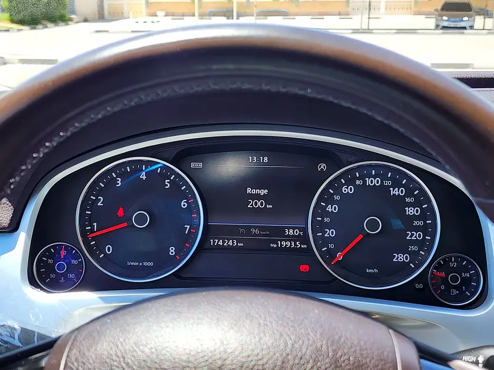 Volkswagen Touareg SEL 2015 (FACELIFT) GCC Spec With Partial Service History In Perfect Condition - Image 14