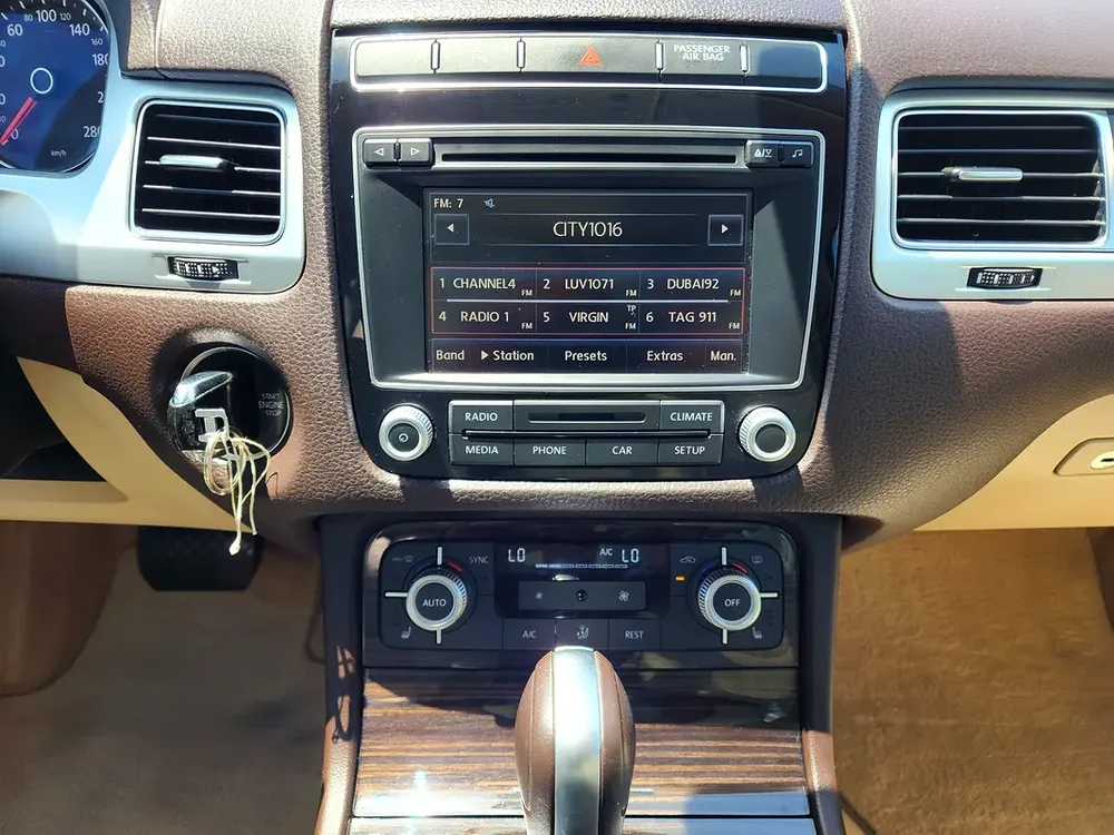 Volkswagen Touareg SEL 2015 (FACELIFT) GCC Spec With Partial Service History In Perfect Condition - Image 15