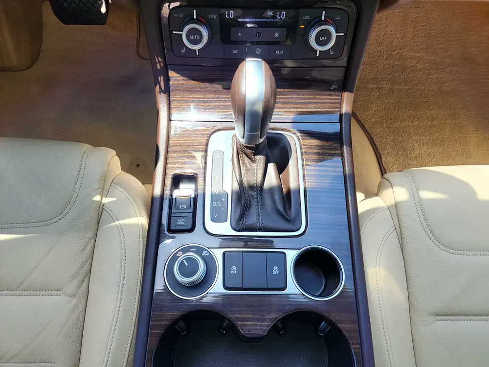 Volkswagen Touareg SEL 2015 (FACELIFT) GCC Spec With Partial Service History In Perfect Condition - Image 16