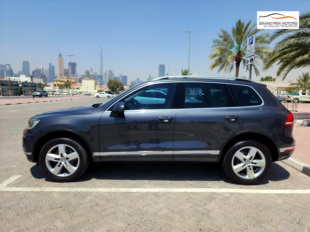 Volkswagen Touareg SEL 2015 (FACELIFT) GCC Spec With Partial Service History In Perfect Condition - Image 4