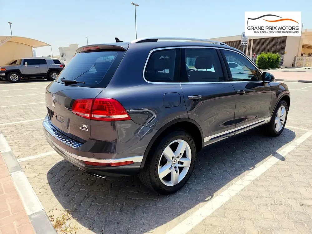Volkswagen Touareg SEL 2015 (FACELIFT) GCC Spec With Partial Service History In Perfect Condition - Image 5