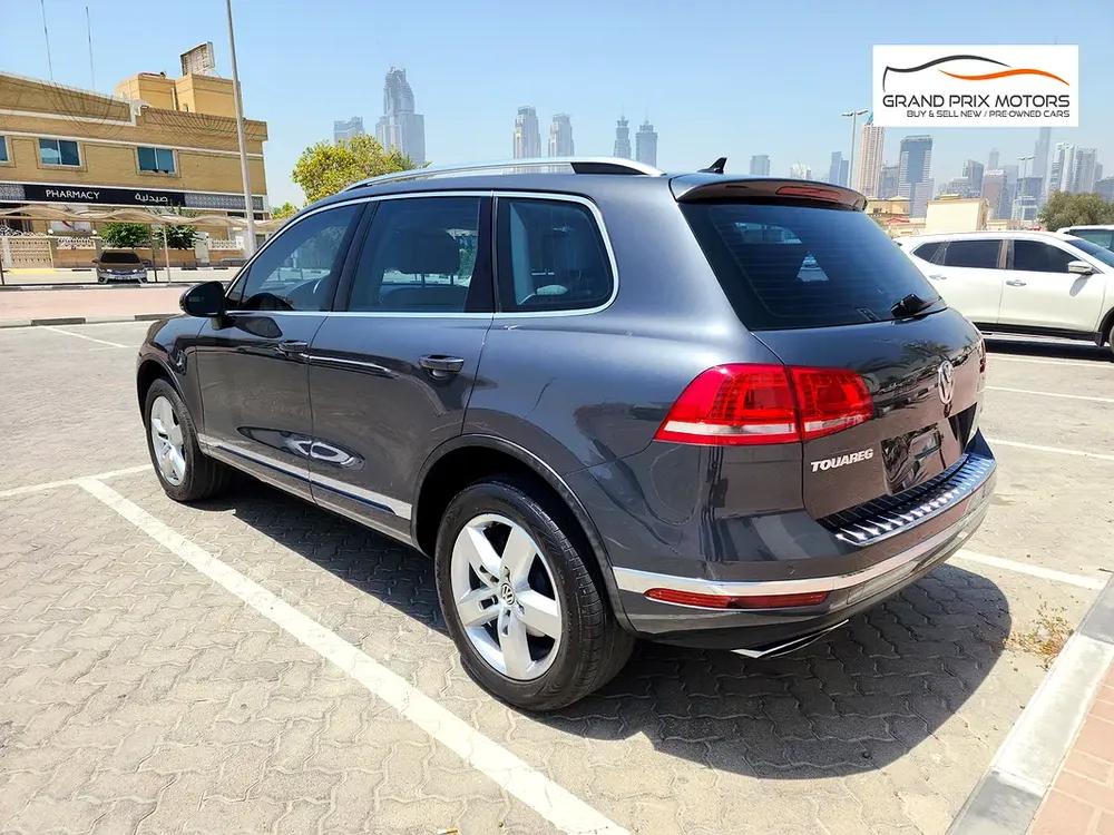Volkswagen Touareg SEL 2015 (FACELIFT) GCC Spec With Partial Service History In Perfect Condition - Image 6