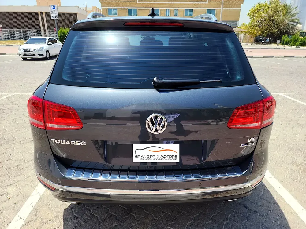 Volkswagen Touareg SEL 2015 (FACELIFT) GCC Spec With Partial Service History In Perfect Condition - Image 7