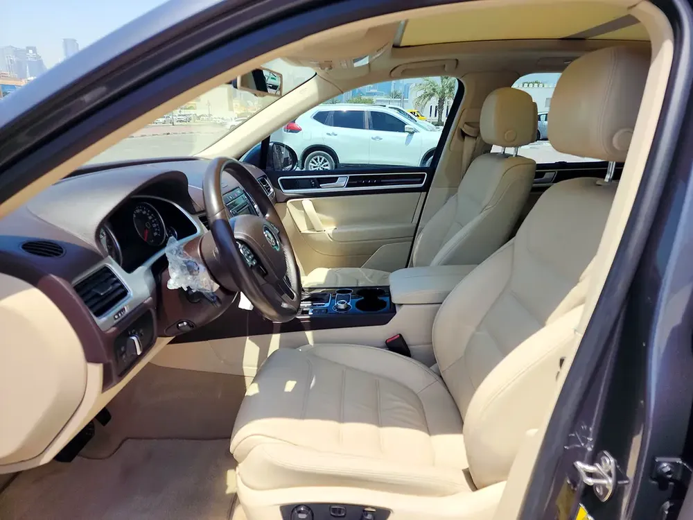 Volkswagen Touareg SEL 2015 (FACELIFT) GCC Spec With Partial Service History In Perfect Condition - Image 8