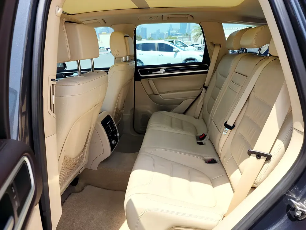 Volkswagen Touareg SEL 2015 (FACELIFT) GCC Spec With Partial Service History In Perfect Condition - Image 9