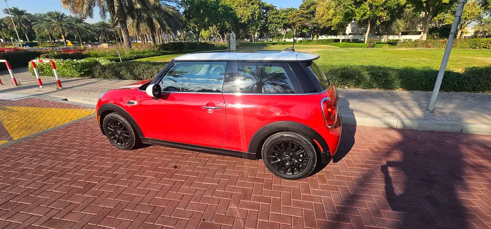 Mini cooper 2019 full option low mileage panoramic first owner - Image 4