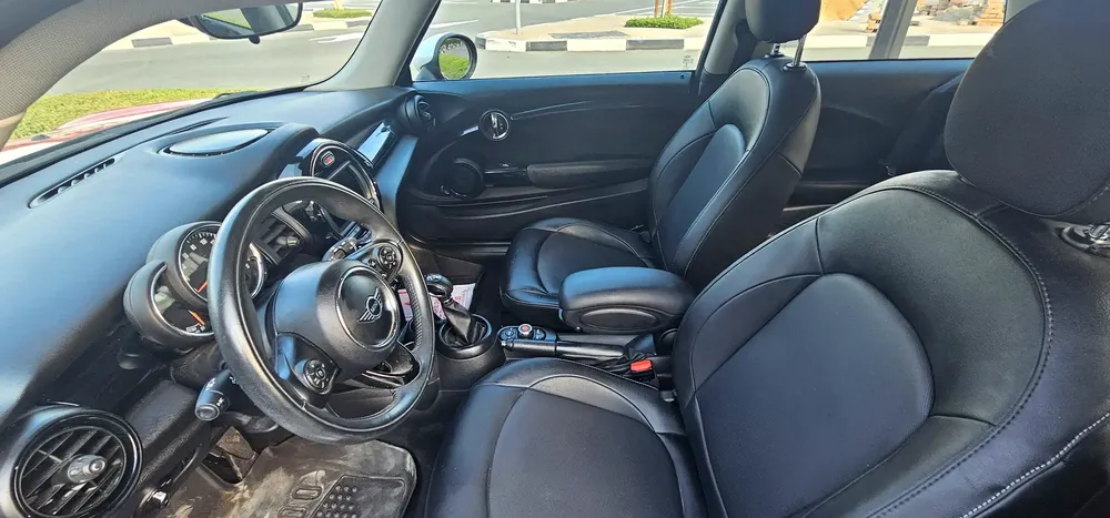 Mini cooper 2019 full option low mileage panoramic first owner - Image 9