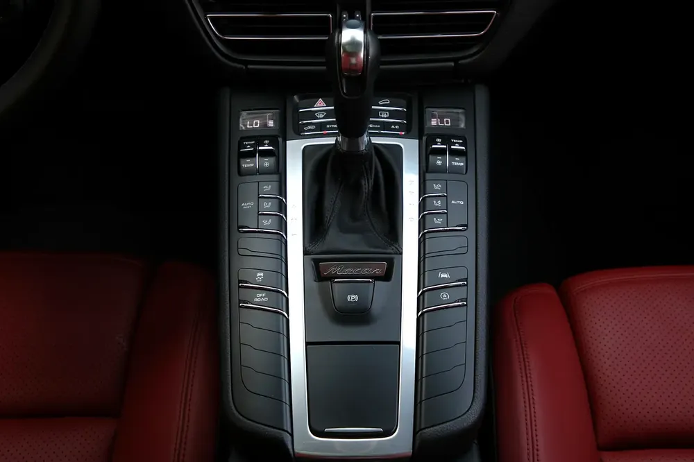 PORSCHE MACAN 2021 - GCC - FULLY LOADED - AMAZING CONDITION - Image 17