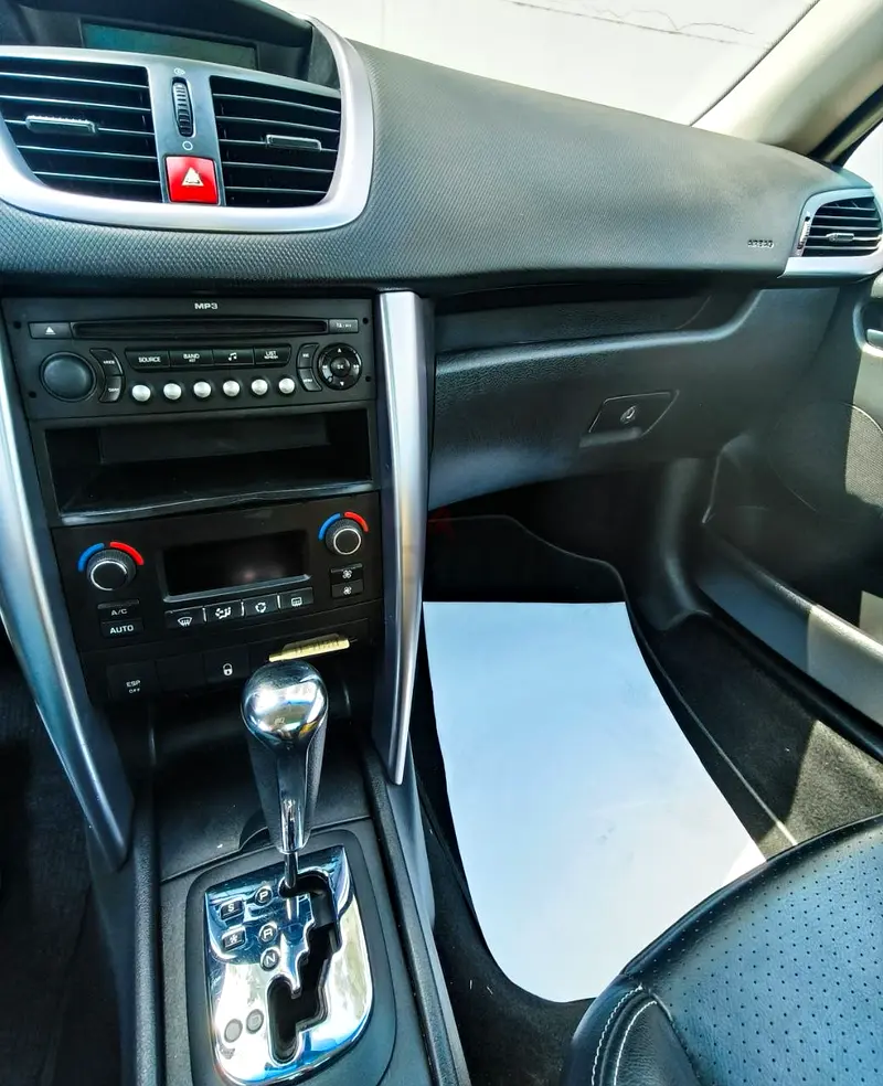 Car - Image 11