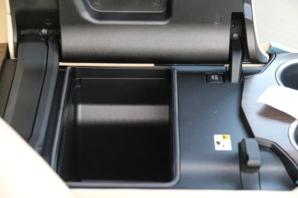 LAND CRUISER 3.5 HYBRID VX-V100 2026 - For Export - Image 13
