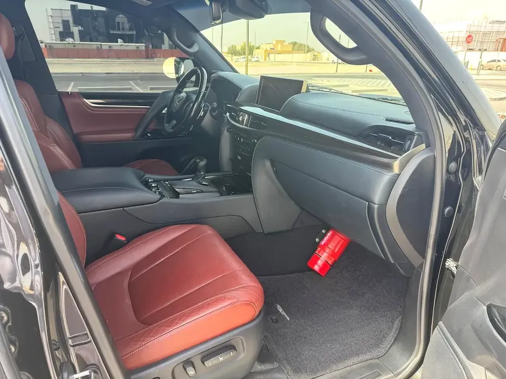 Lexus LX 570 Platinum 2019 GCC Specs - Pristine Condition - Image 13