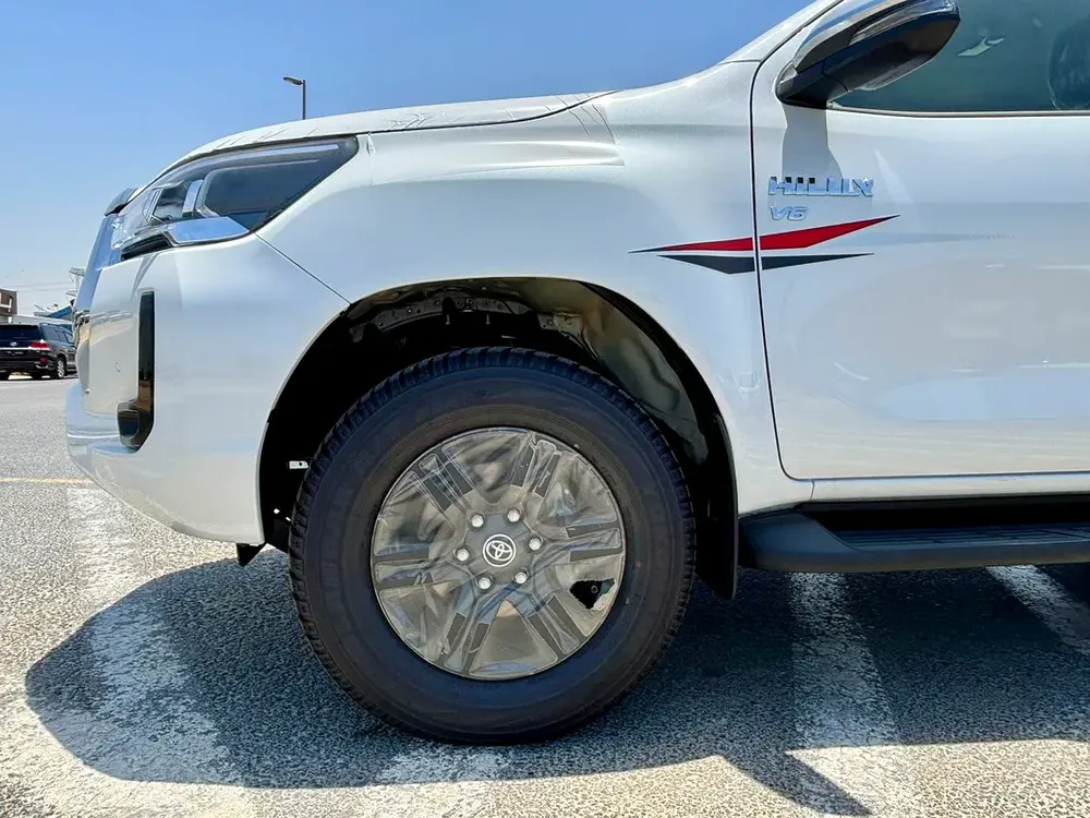Toyota Hilux SR5 2026 - GCC Specs - Brand New! - Image 4