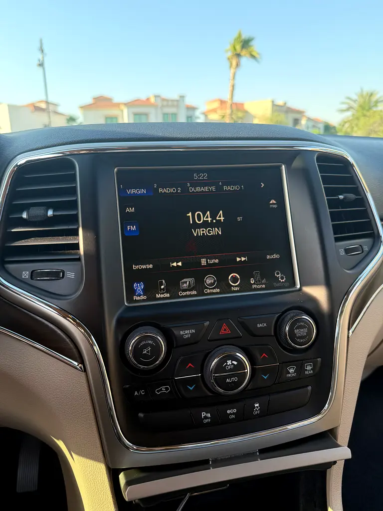 Jeep Grand Cherokee Limited 2015 GCC Specs - Well Maintained - Image 6