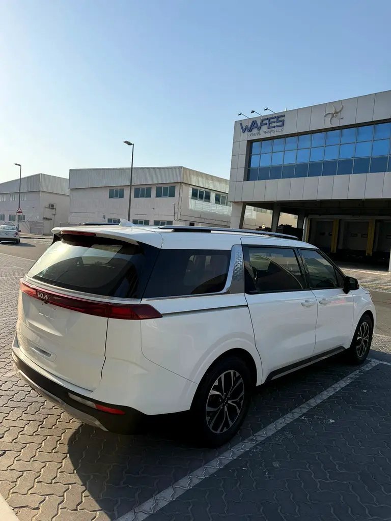 Kia Carnival EX 2023 | GCC Specs | Low Mileage | Like New - Image 10