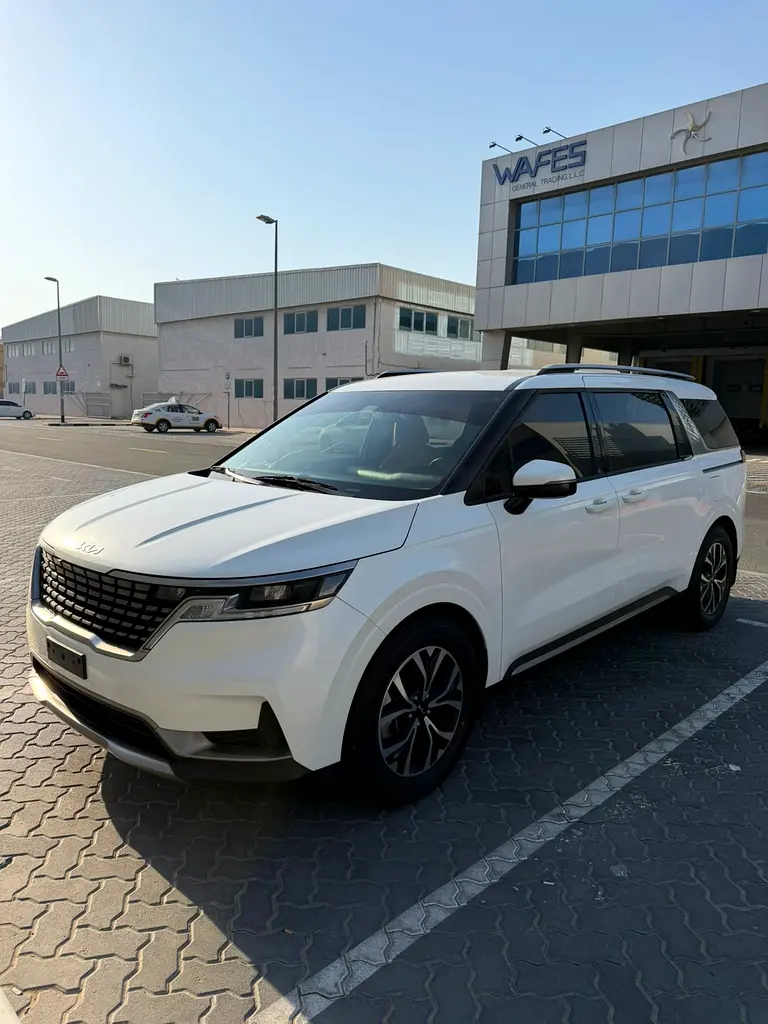 Kia Carnival EX 2023 | GCC Specs | Low Mileage | Like New - Image 11